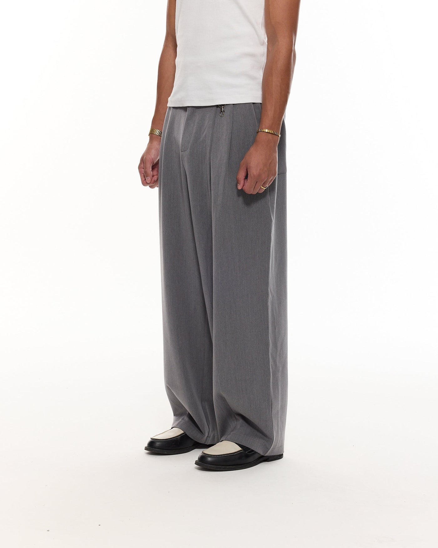 PANTALON À PINCES - GRIS